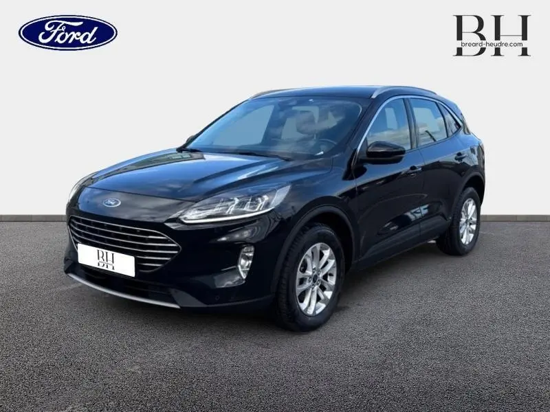 Ford Kuga noir Agate métallisé en vue 3/4 avant droit, avec calandre chromée et jantes alu visibles.