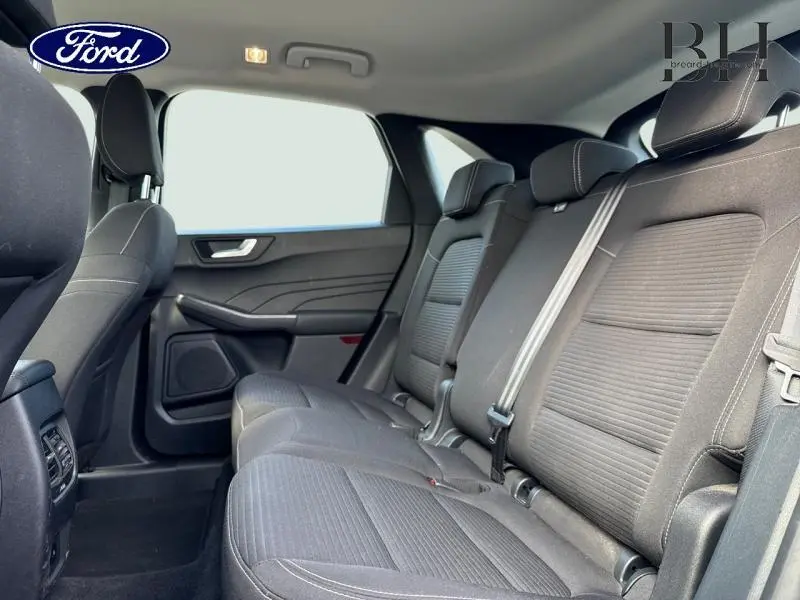 Vue intérieure côté droit des sièges arrière noirs du Ford Kuga 2023 avec ceintures de sécurité visibles.