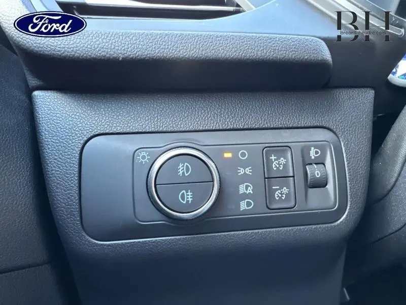 Gros plan sur le panneau de commandes d’éclairage intérieur noir du Ford Kuga 2023, avec réglages des phares et feux antibrouillard.