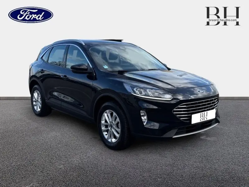 Ford Kuga 2023 noir Agate métallisé en vue 3/4 avant droit, avec calandre chromée et jantes aluminium.