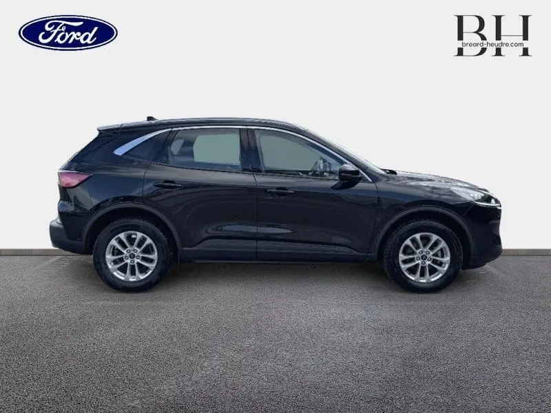 Vue latérale droite d'un Ford Kuga 2023 noir Agate métallisé avec jantes alu et lignes fluides.