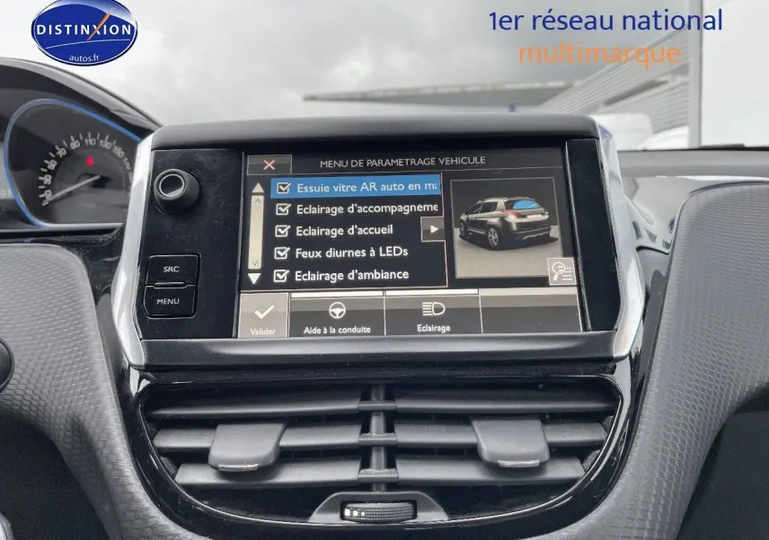 Vue rapprochée de l'écran tactile central du tableau de bord du Peugeot 2008 blanc nacré, affichant le menu de paramétrage véhicule.