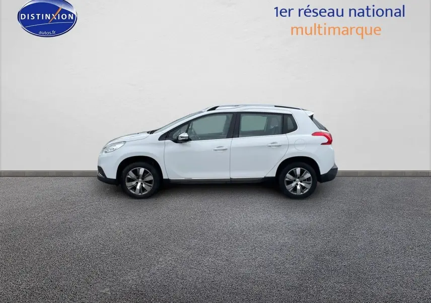 Profil côté gauche d'un Peugeot 2008 blanc nacré, vue extérieure sur fond neutre, avec jantes alliage et toit noir.