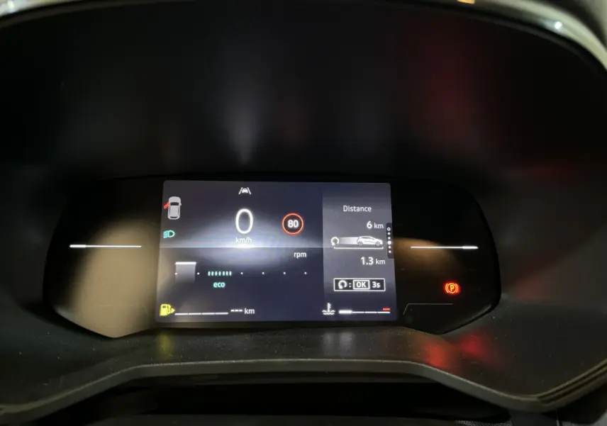 Combiné d'instruments numérique de la Renault Clio gris clair 2025 affichant vitesse, distance et alertes au tableau de bord.