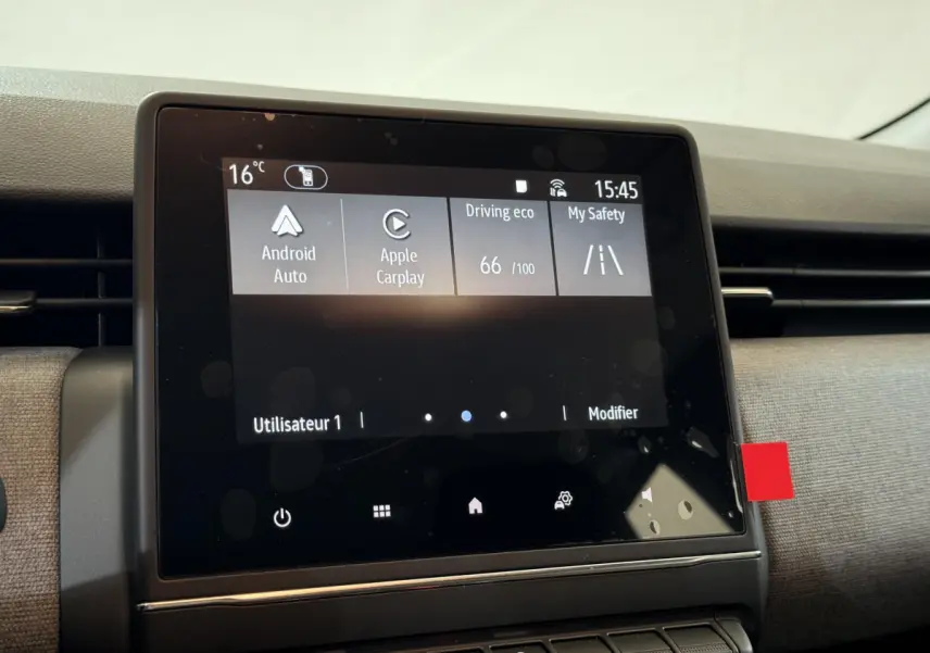Écran tactile central affichant Android Auto et Apple CarPlay dans le tableau de bord d'une Renault Clio 2025