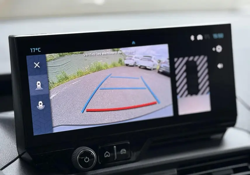 Écran tactile intérieur montrant la caméra de recul du Citroën Berlingo Multispace gris acier, avec lignes de guidage colorées.