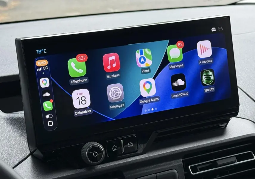 Écran tactile 10 pouces du tableau de bord du Citroën Berlingo Multispace 2026 affichant Apple CarPlay.