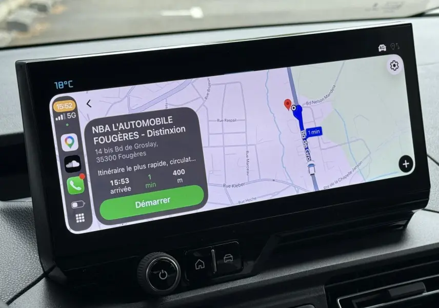 Écran tactile 10 pouces du tableau de bord du Citroën Berlingo Multispace 2026 affichant une navigation GPS.