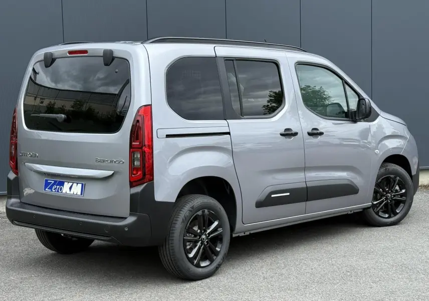 Vue 3/4 arrière droite du Citroën Berlingo Multispace gris acier avec jantes alliage noires et lunette arrière ouvrante.