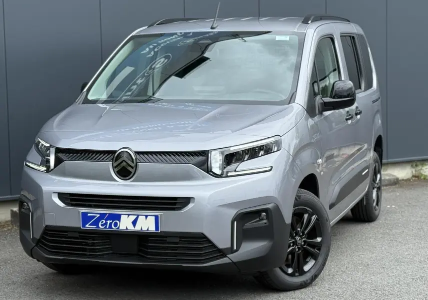 Citroën Berlingo Multispace gris acier en 3/4 avant droit avec jantes noires et lunette arrière ouvrante.