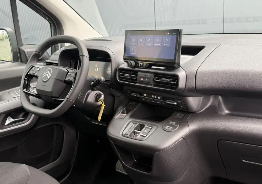 Vue intérieure côté conducteur du Citroën Berlingo Multispace 2026, tableau de bord gris avec écran tactile flottant.