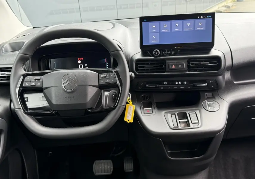 Vue intérieure du tableau de bord du Citroën Berlingo Multispace 2026 avec volant multifonctions et écran tactile central.