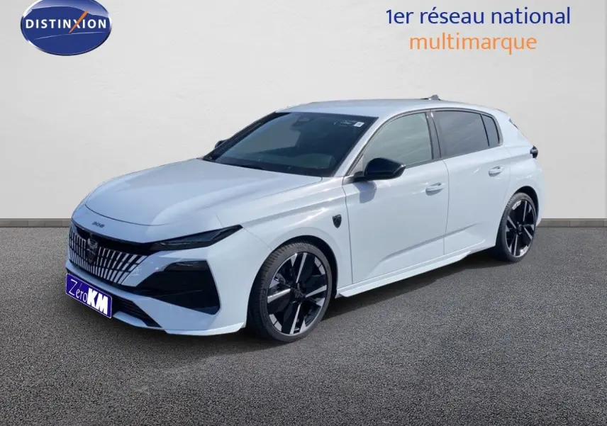 Peugeot 308 hybride blanche vue en 3/4 avant droit, avec jantes noires et détails noirs contrastants.