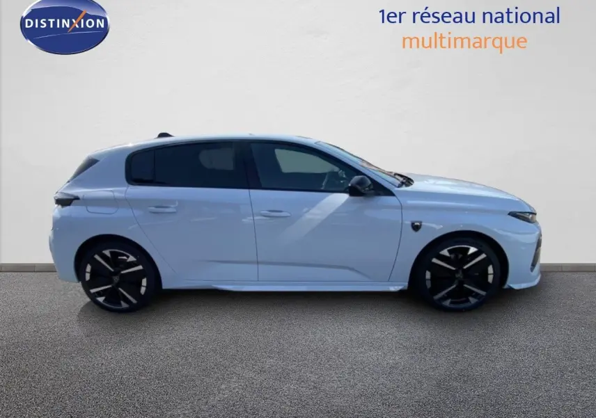 Profil droit d'une Peugeot 308 blanche Okenite Hybrid 145ch GT avec jantes noires et vitres teintées.