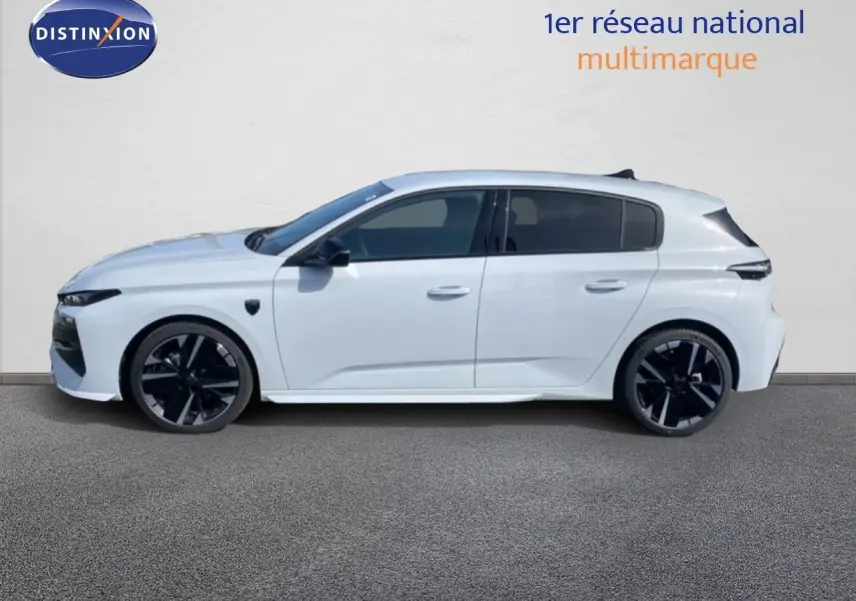 Vue de profil côté gauche d'une Peugeot 308 blanche Okenite metal avec jantes noires et toit panoramique.