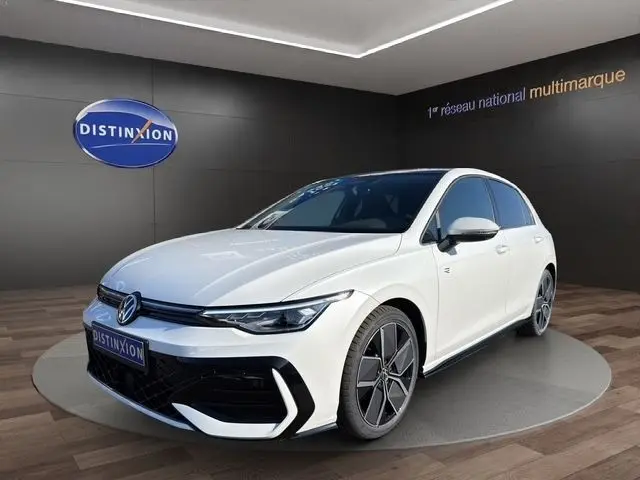 Volkswagen Golf 2.0 TDI R-Line blanche vue 3/4 avant droit avec toit panoramique et jantes noires.