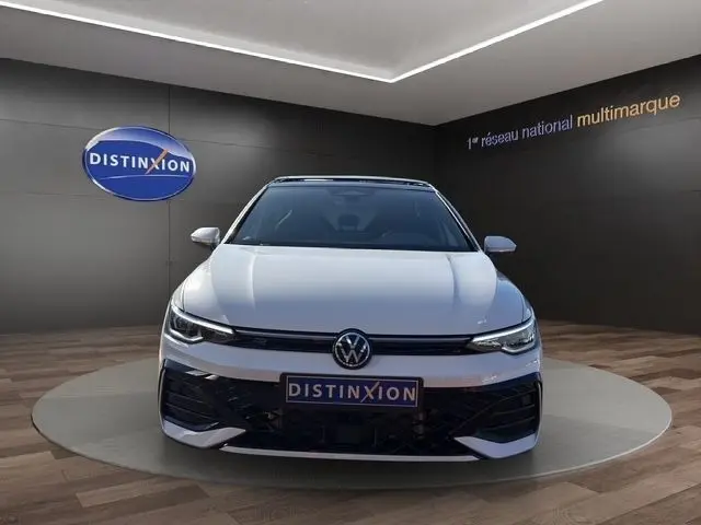 Volkswagen Golf 2.0 TDI R-Line blanche vue de face avec toit panoramique et calandre noire distinctive.
