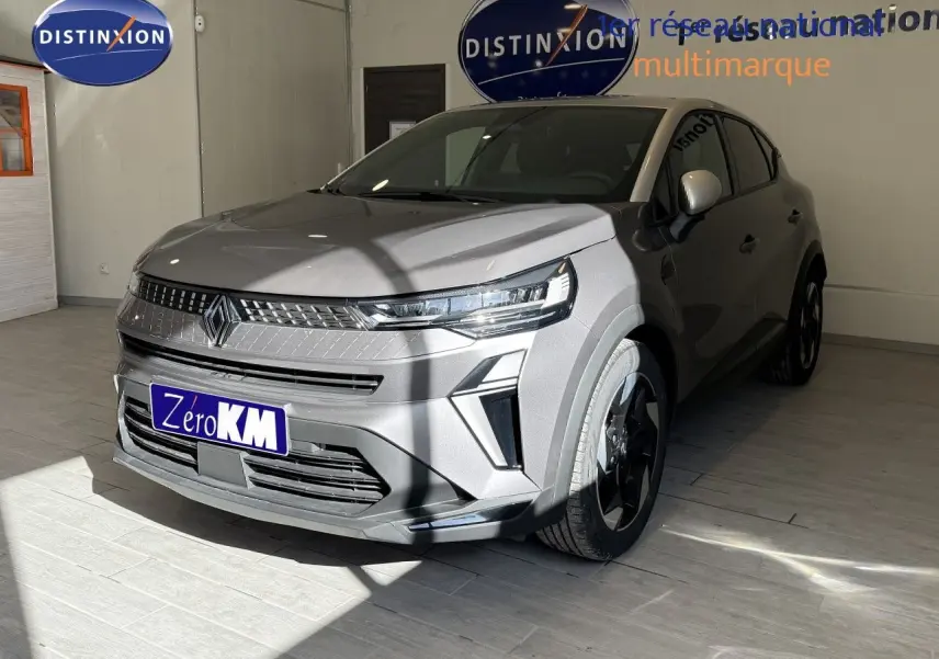 Renault Captur 2025 gris Cassiopée métal en 3/4 avant droit, avec toit gris et jantes noires distinctives.