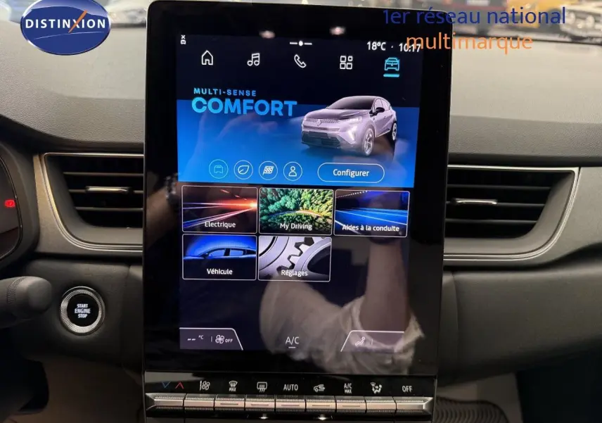 Vue rapprochée de l’écran tactile central du tableau de bord du Renault Captur gris Cassiopée Métal avec interface multimode confort.