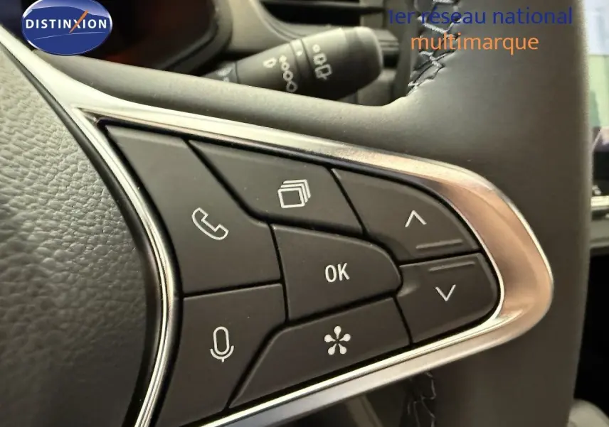 Gros plan sur les commandes multifonctions côté gauche du volant du Renault Captur gris Cassiopée 2025.
