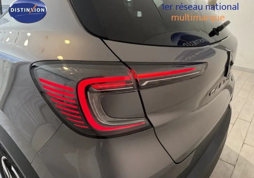 Feu arrière droit allumé d'un Renault Captur gris Cassiopée métal avec toit gris, vue en gros plan arrière.