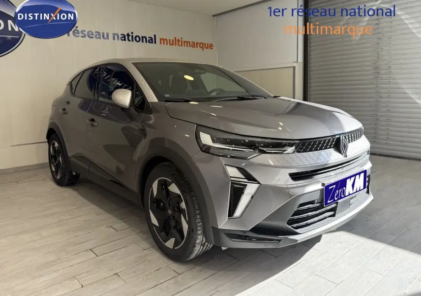 Renault Captur 2025 gris cassiopée métal avec toit gris, vue 3/4 avant, jantes bi-ton et calandre moderne.