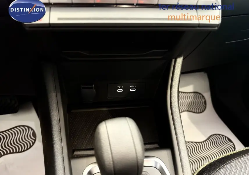 Gros plan sur la console centrale du Renault Captur 2025, montrant le levier de vitesse automatique et ports USB.
