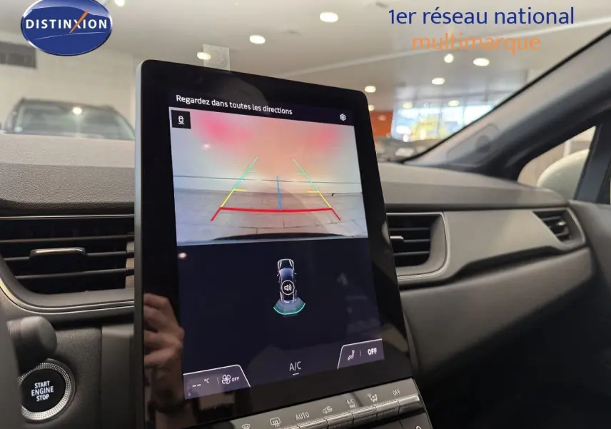 Vue intérieure centrée sur l'écran tactile affichant la caméra de recul du Renault Captur gris cassiopée métal avec toit gris.