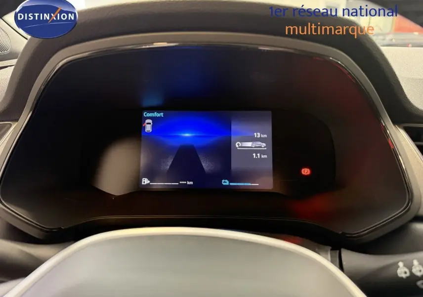 Vue rapprochée du tableau de bord numérique du Renault Captur 2025, affichage digital en mode confort.