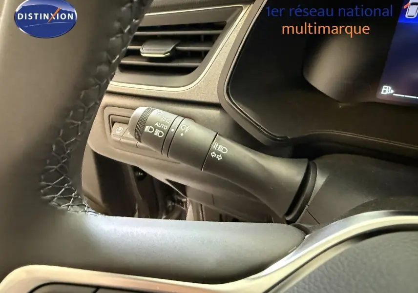 Gros plan sur la manette de clignotant à gauche du volant dans l’habitacle gris du Renault Captur 2025.