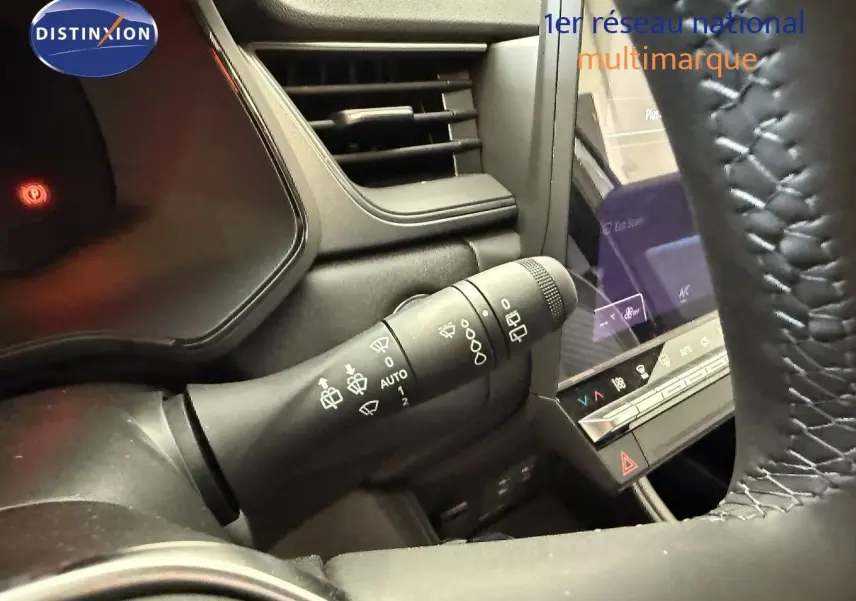 Gros plan sur la commande d’essuie-glace à gauche du volant dans l’habitacle du Renault Captur gris cassiopée 2025.
