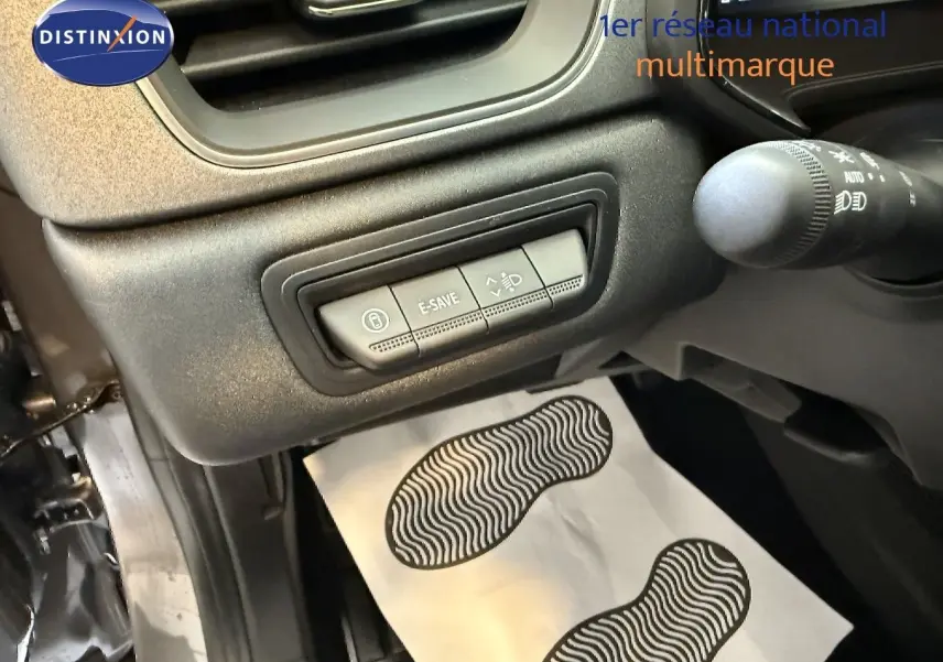 Détail intérieur montrant les commandes E-SAVE et réglage des phares du Renault Captur gris Cassiopée 2025.