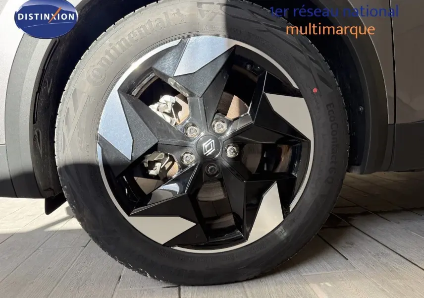 Gros plan sur la roue avant droite du Renault Captur gris Cassiopée Métal avec jante noire et argentée design moderne.