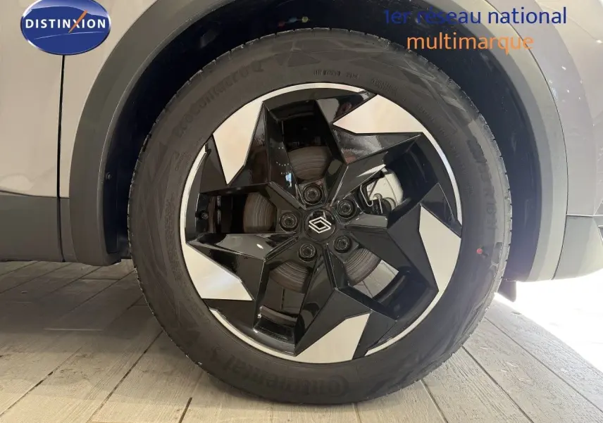 Gros plan sur la roue avant droite du Renault Captur gris Cassiopée avec jante alliage noire et argentée.