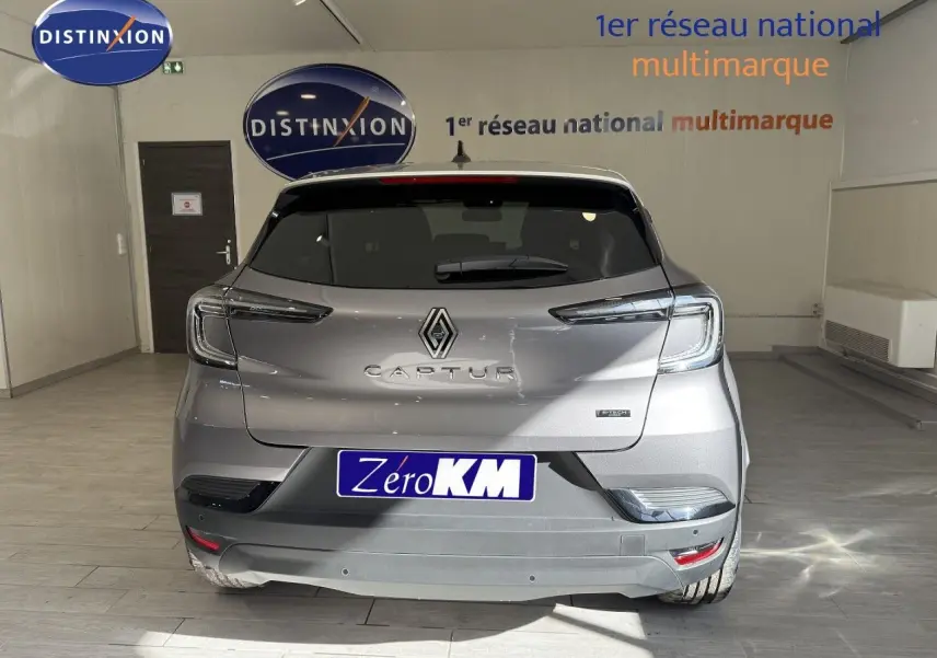 Vue arrière d'un Renault Captur gris Cassiopée Métal avec toit gris, en intérieur dans un showroom.