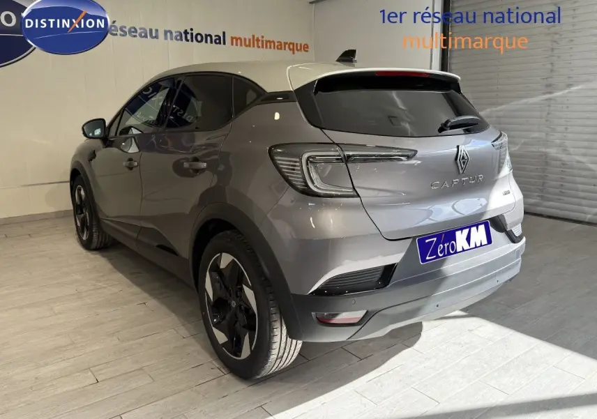 Vue 3/4 arrière droite du Renault Captur gris Cassiopée métal avec toit gris, jantes noires et feux LED distinctifs.