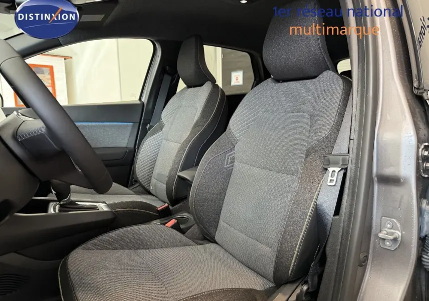 Vue intérieure côté droit sur les sièges avant gris tissu du Renault Captur 2025 gris Cassiopée métal avec toit gris.