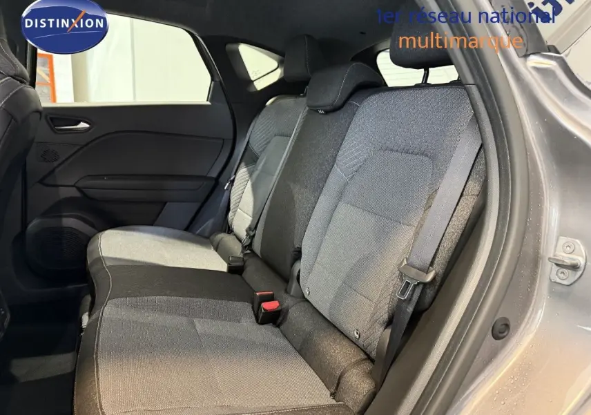 Vue intérieure de la banquette arrière du Renault Captur gris cassiopée, avec sellerie tissu gris et noir.