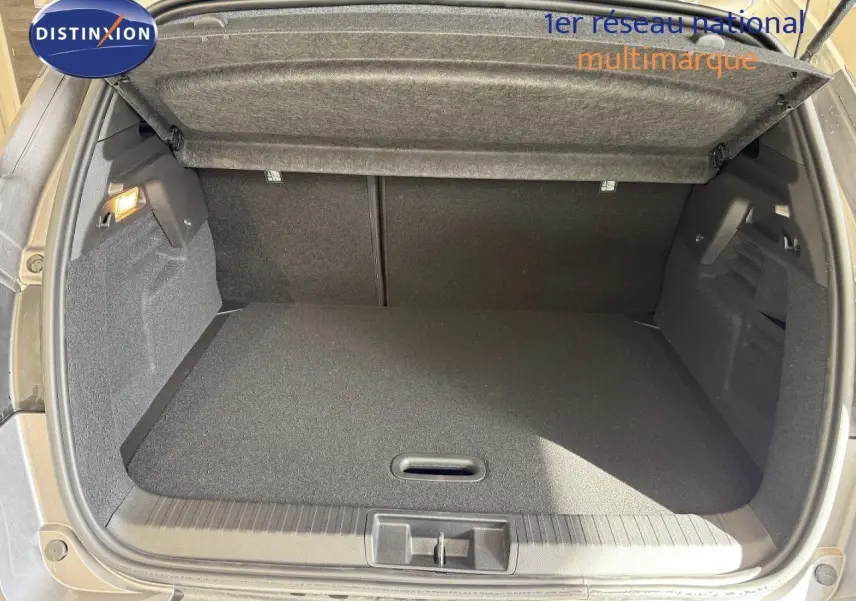 Coffre ouvert du Renault Captur gris Cassiopée métal, montrant l’espace de rangement intérieur vide et la trappe de plancher.