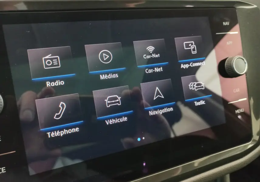 Écran tactile central du Volkswagen Tiguan Allspace 2018 affichant les menus radio, médias, navigation et téléphone.