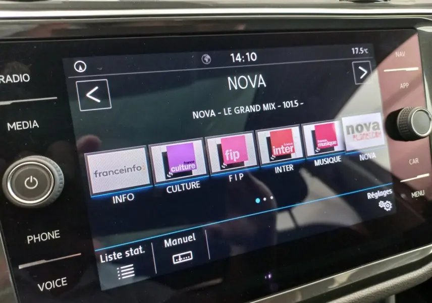 Écran tactile central du Volkswagen Tiguan Allspace 2018 affichant les stations radio avec interface noire et boutons latéraux.