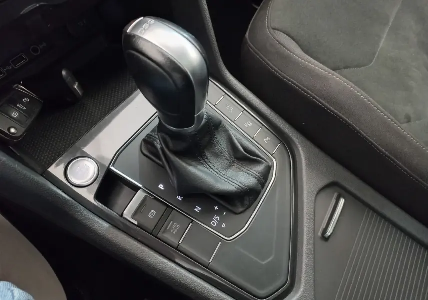 Gros plan sur la console centrale du Volkswagen Tiguan Allspace 2018, levier de vitesses DSG7 en cuir noir.