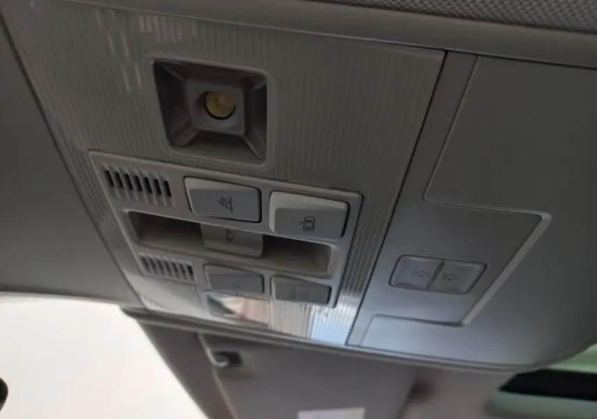 Vue en gros plan du panneau de commandes de toit intérieur gris du Volkswagen Tiguan Allspace 2018 marron.