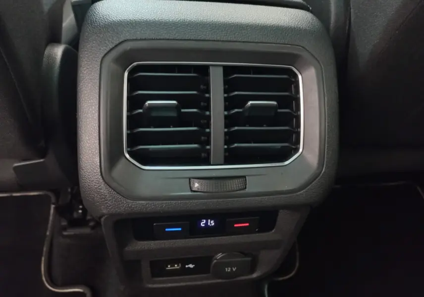 Gros plan sur la ventilation arrière et commandes climatisation digitale du Volkswagen Tiguan Allspace marron 2018.