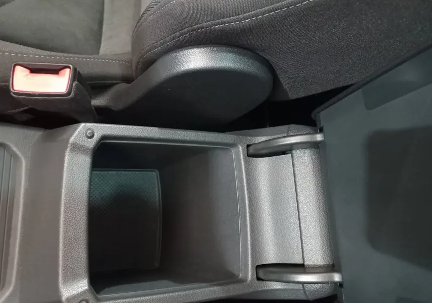 Vue rapprochée du rangement central ouvert en plastique gris à l'intérieur du Volkswagen Tiguan Allspace marron de 2018.