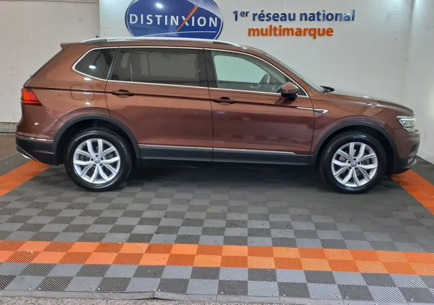 Profil côté gauche du Volkswagen Tiguan Allspace marron 2018, avec jantes alliage et toit ouvrant visible.