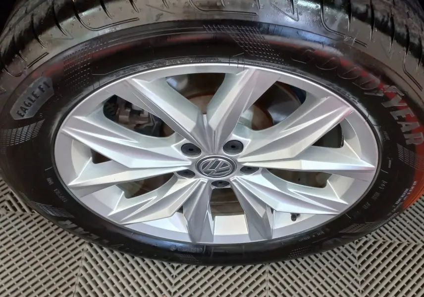 Gros plan sur la jante argentée en alliage du Volkswagen Tiguan Allspace 2.0 TDI 150 DSG7 Carat avec pneu Goodyear.