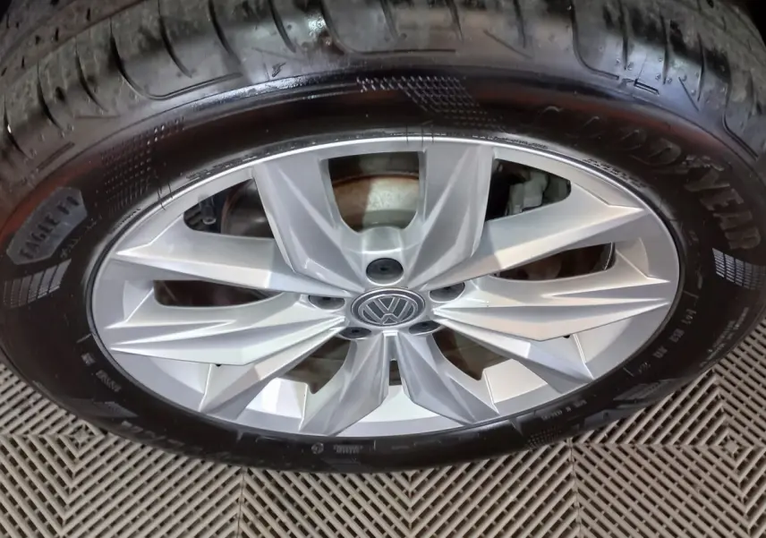 Gros plan sur la jante argentée en alliage et pneu Goodyear du Volkswagen Tiguan Allspace marron 2018