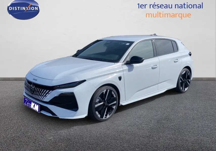 Peugeot 308 1.2 Hybrid 145ch GT blanc Okenite, vue 3/4 avant droit avec jantes noires bicolores.
