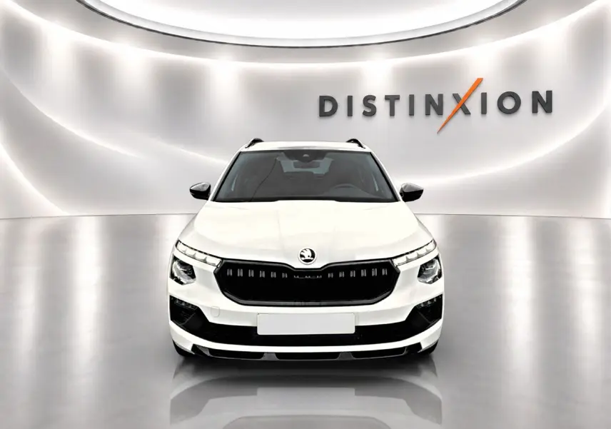 Vue avant d'un Skoda Kamiq blanc nacré dans un showroom avec logo Distinxion en arrière-plan.